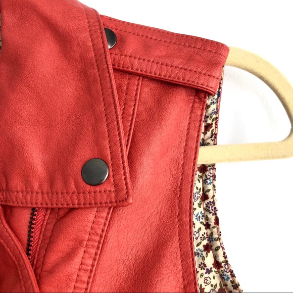 Red Vest - Picture 8 of 8